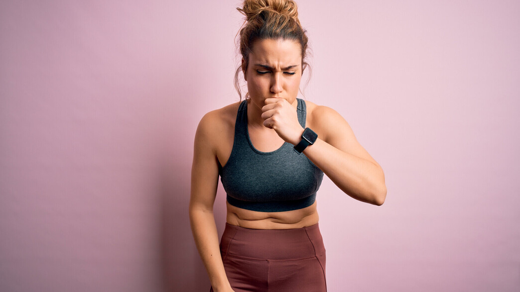 אישה משתעלת בזמן אימון ספורט אישה משתעלת בזמן אימון ספורט