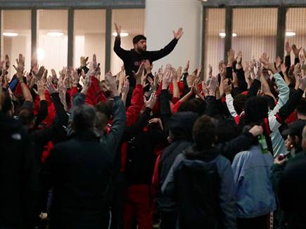 חגגו מחוץ לאיצטדיון. אוהדי הפועל (אלן שיבר)