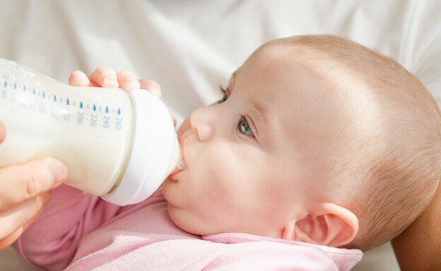 תינוק שותה מבקבוק חלב (צילום: 123RF‏)