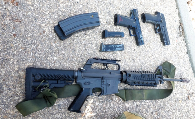 נשקים שנמצאו ברכבו של מבוקש מהג'יהאד בג'נין (צילום: דוברות המשטרה)
