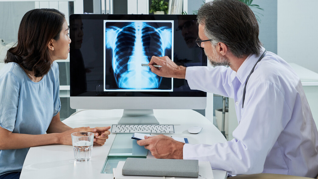 רופא אונקולוג עם מטופל רופא אונקולוג עם מטופל