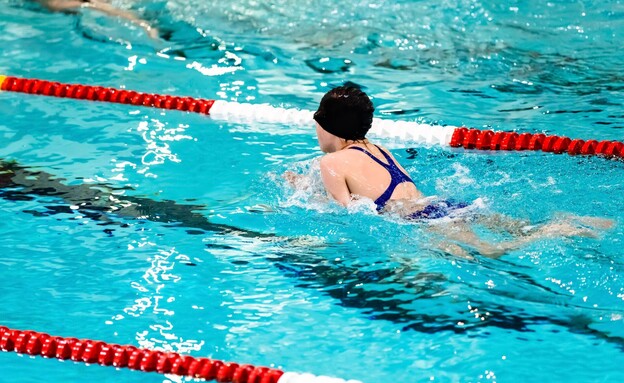 שחייה בבריכה (צילום: 123RF‏)
