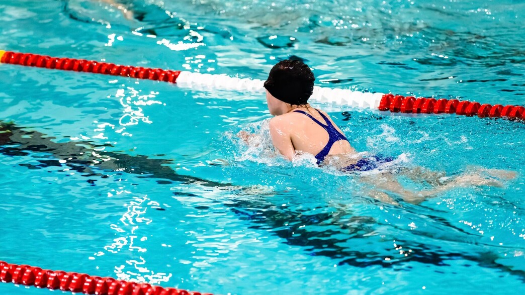 שחייה בבריכה