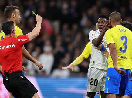 רגע המחלוקת במחצית הראשונה (GETTY)