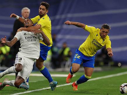 משחק עצבני ברובו (GETTY)