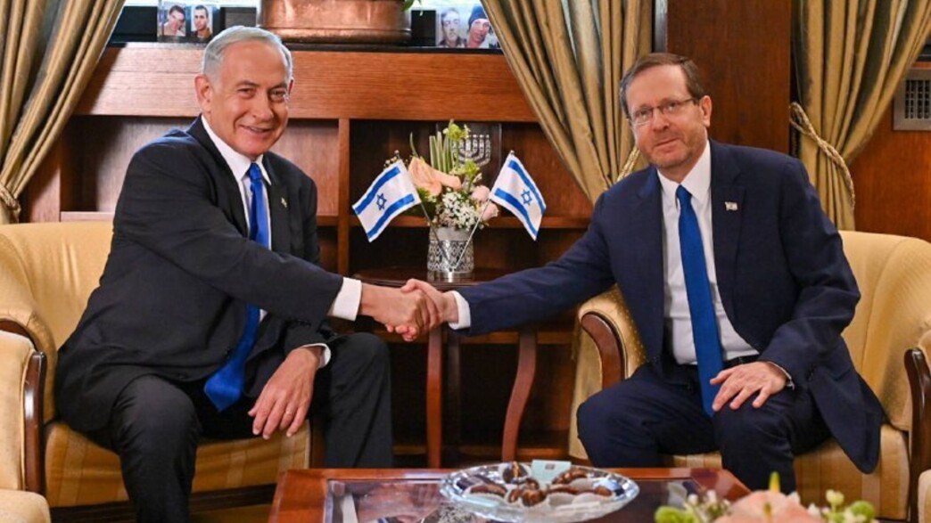 נתניהו מקבל מהנשיא את המנדט להרכבת הממשלה נתניהו מקבל מהנשיא את המנדט להרכבת הממשלה