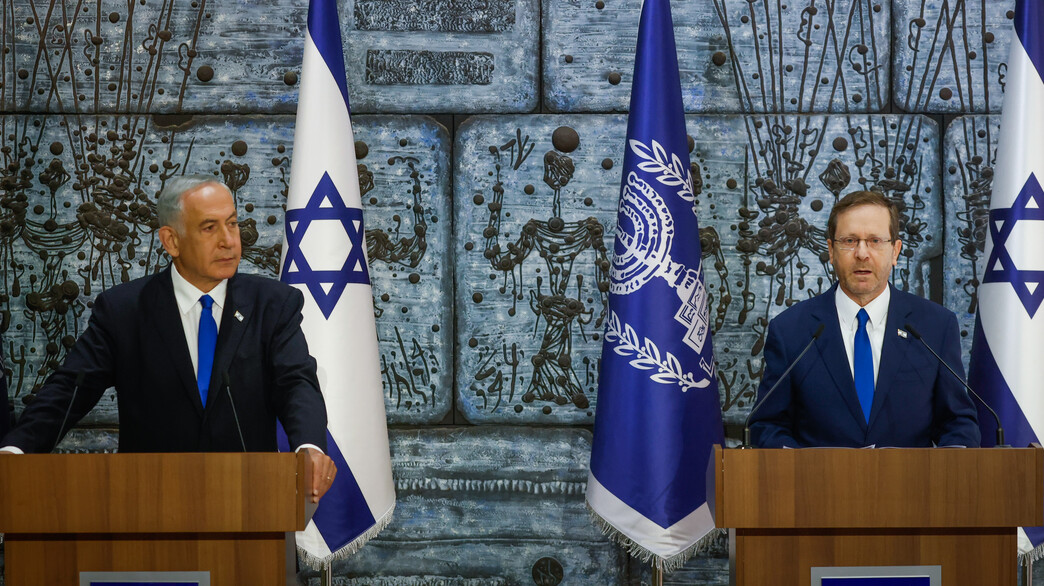 נתניהו מקבל מהנשיא את המנדט להרכבת הממשלה נתניהו מקבל מהנשיא את המנדט להרכבת הממשלה