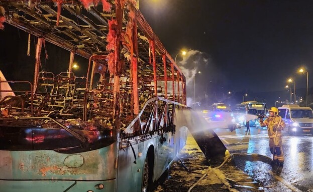 שריפת אוטובוס בכביש 1 (צילום: דוברות כיבוי והצלה)