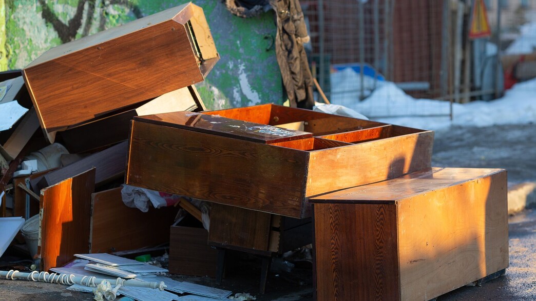 ארון זרוק ברחוב