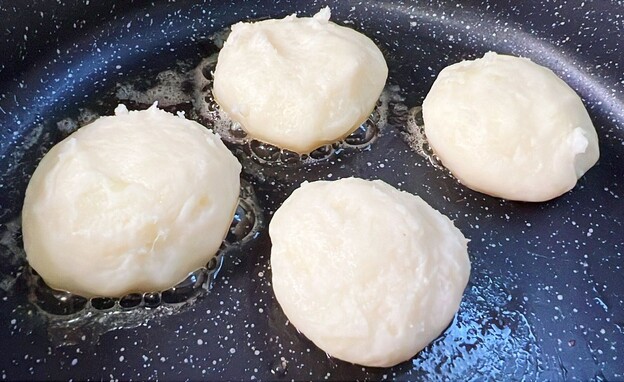 לביבות פירה ממולאות - טיגון