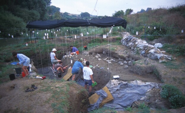 מבט כללי לשטח החפירה בגשר בנות יעקב על גדת הירדן (צילום: משלחת החפירות)