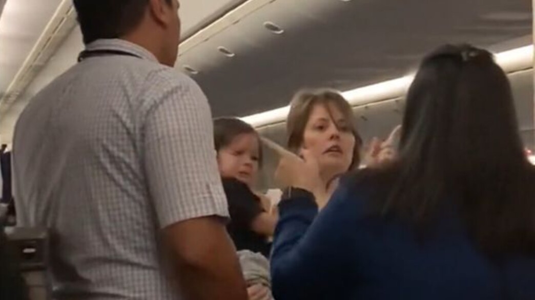 אישה בטיסה (צילום: @PeterKondelis, twitter)