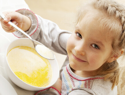 ילדה אוכלת מרק (צילום: אימג'בנק / Thinkstock)