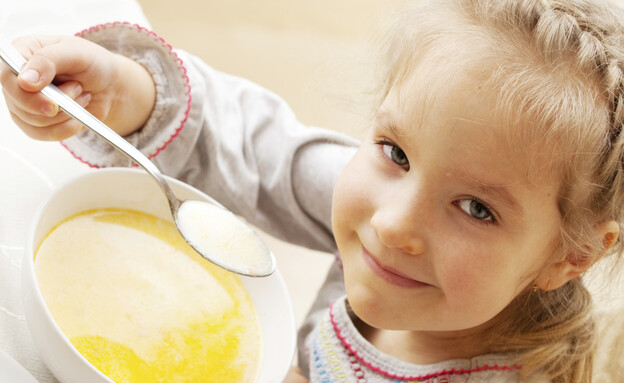 ילדה אוכלת מרק (צילום: אימג'בנק / Thinkstock)