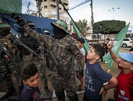 סלפי עם חמאס בעזה (צילום: MAHMUD HAMS/AFP/GettyImages)
