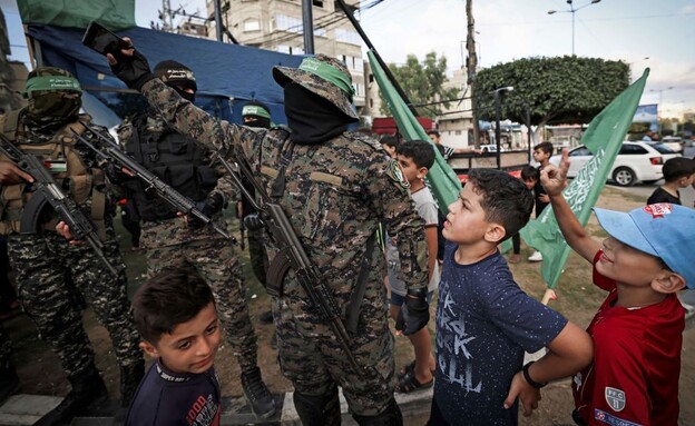 סלפי עם חמאס בעזה (צילום: MAHMUD HAMS/AFP/GettyImages)