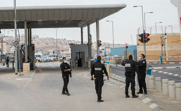 כוח אבטחה במחסום (צילום: יונתן זינדל, פלאש 90)