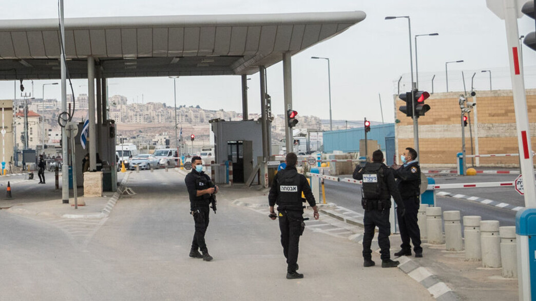 כוח אבטחה במחסום (צילום: יונתן זינדל, פלאש 90)