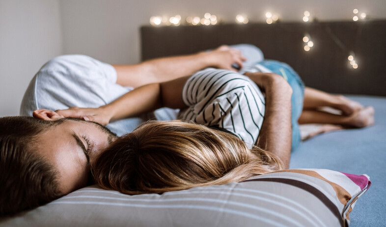 זוג במיטה (אילוסטרציה: Pekic, Getty Images)