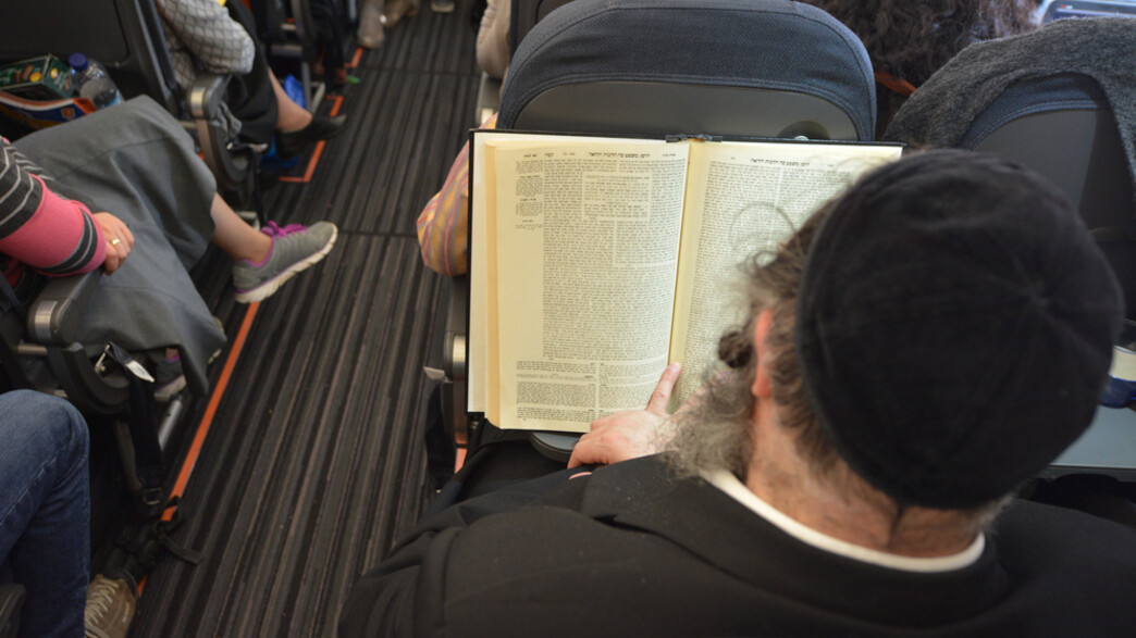 חרדי במטוס