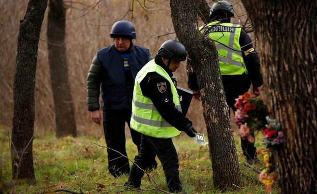 חוקרים של ממשלת אוקראינה מאתרים ראיות לפשעי מלחמה  (צילום: רויטרס)