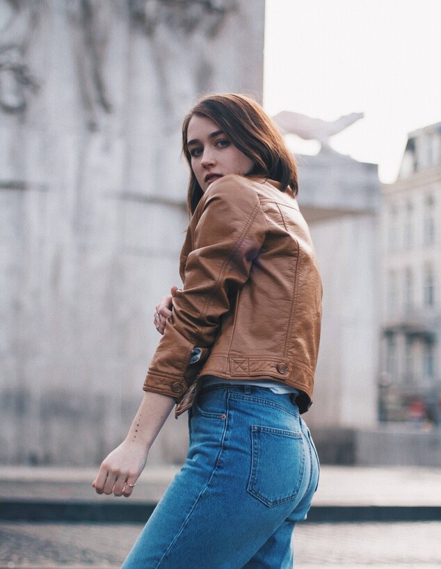 בחורה לובשת מעיל עור