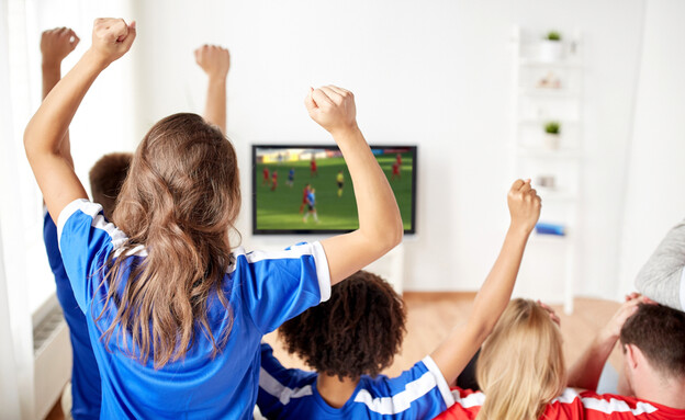 ילדים צופים בכדורגל בטלוויזיה (צילום: Syda Productions, shutterstock)