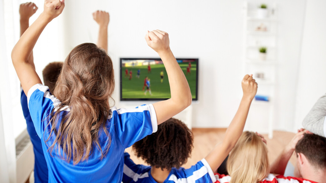 ילדים צופים בכדורגל בטלוויזיה