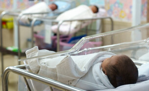 תינוק שרק נולד בבית חולים (צילום: sukanya sitthikongsak, shutterstock)