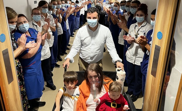 ניקולטה תונה עוזבת את בית החולים לאחר שנה באשפוז (צילום: sky news)