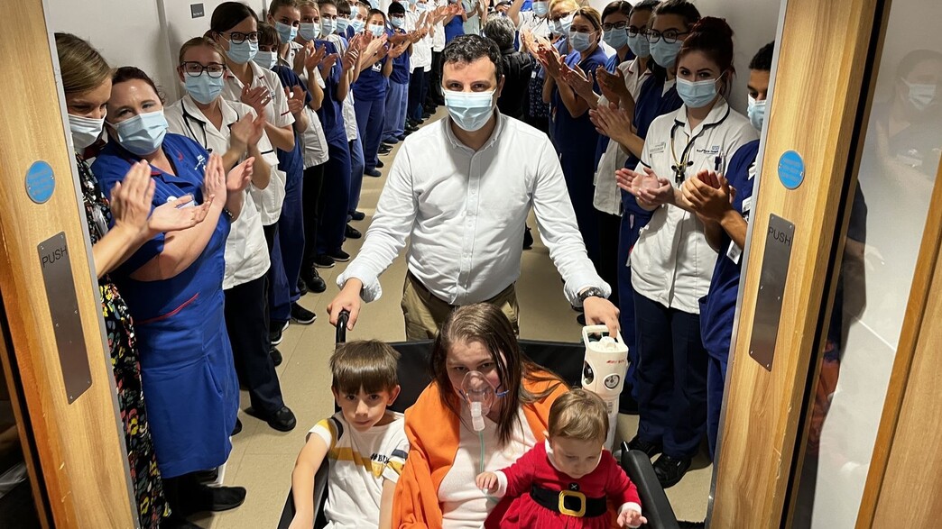 ניקולטה תונה עוזבת את בית החולים לאחר שנה באשפוז ניקולטה תונה עוזבת את בית החולים לאחר שנה באשפוז