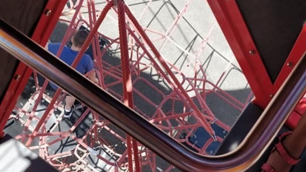 ילד נפל ממתקן בגן שעשועים בחדרה ילד נפל ממתקן בגן שעשועים בחדרה