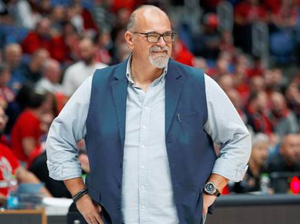 חזר מהפגרה עם חיוך. דז'יקיץ' (אלן שיבר)