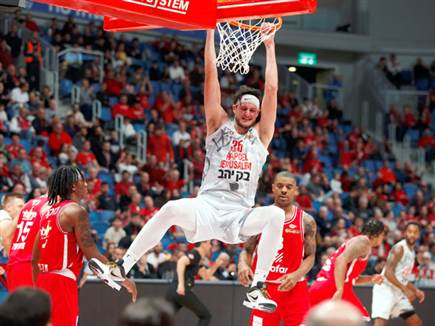 בלט במחצית הראשונה. הנקינס (אלן שיבר)