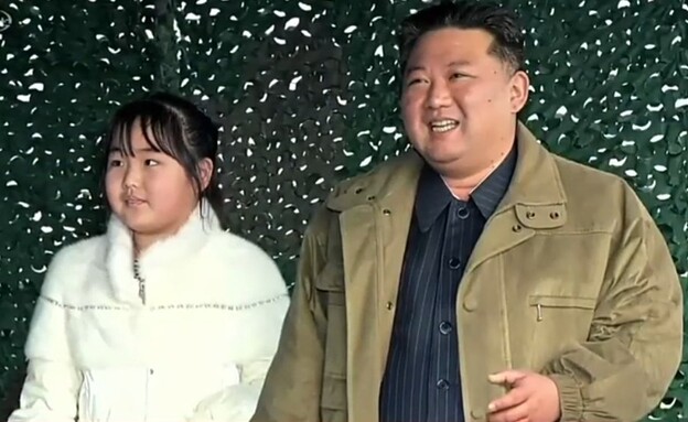 קים ג'ו-אה וקים ג'ונג-און, בניסוי הטיל הבליסטי (צילום: מתוך הרשתות החברתיות לפי סעיף 27א' לחוק זכויות יוצרים)