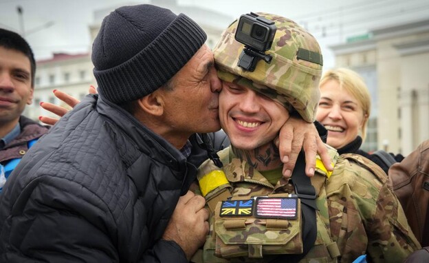 חייל מצבא אוקראינה בחרסון המשוחררת (צילום: AP)