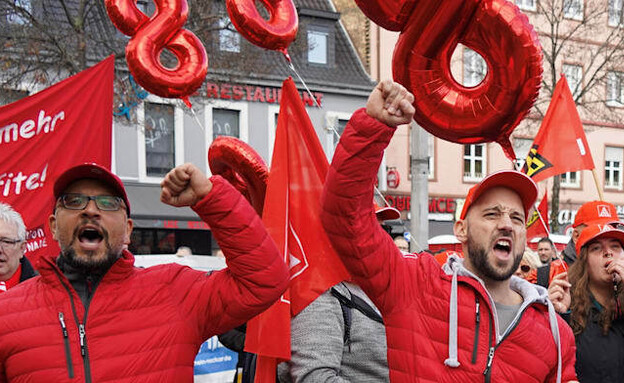 עובדי מרצדס מפגינים בגרמניה בדרישה להעלות את שכרם (צילום: רויטרס)