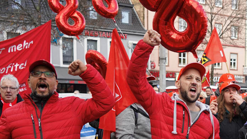 עובדי מרצדס מפגינים בגרמניה בדרישה להעלות את שכרם