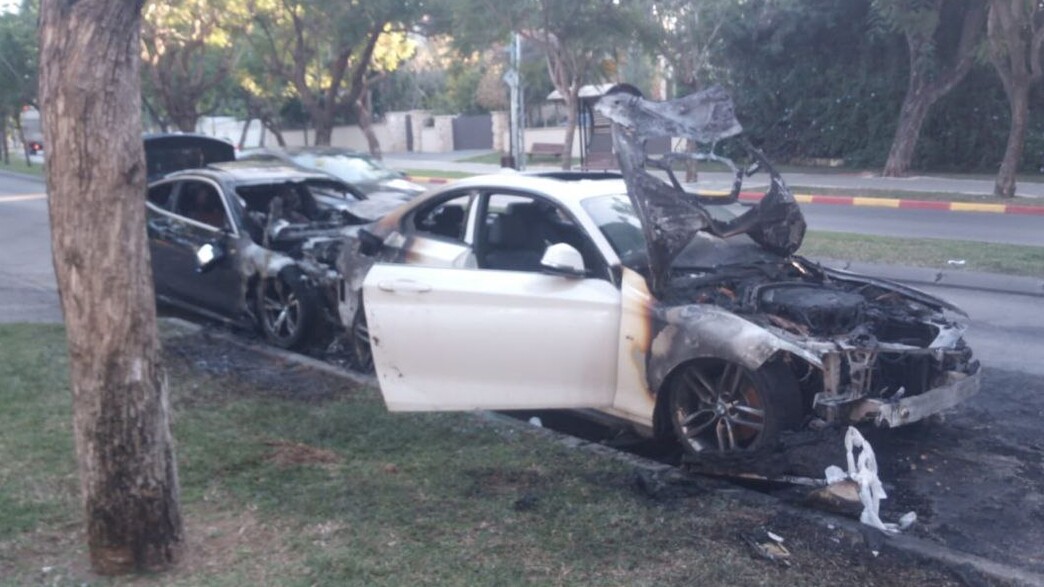 שני רכבים הוצתו סמוך לבית משפחה מוכרת למשטרה שני רכבים הוצתו סמוך לבית משפחה מוכרת למשטרה