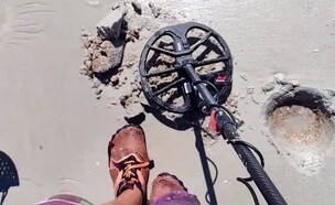 עבר עם גלאי מתכות על החוף - והשתגע ממה שמצא בחול (צילום: מתוך הרשתות החברתיות לפי סעיף 27א' לחוק זכויות יוצרים)