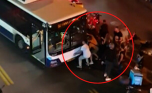 תיעוד: רוכב קורקינט נלכד מתחת לאוטובוס (צילום: מתוך "חי בלילה", קשת 12)