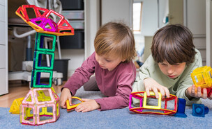 ילדים משחקים במגנטים פליי-סמארט  (צילום: Anna Kuzmenko, shutterstock)