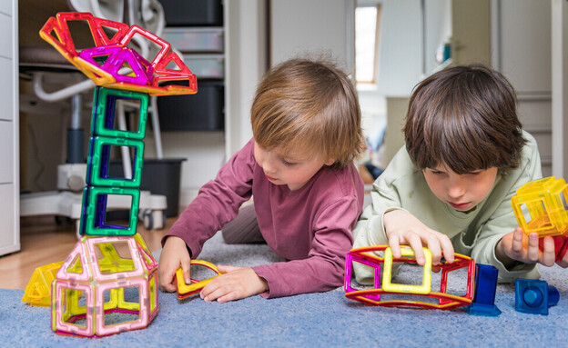ילדים משחקים במגנטים פליי-סמארט  (צילום: Anna Kuzmenko, shutterstock)