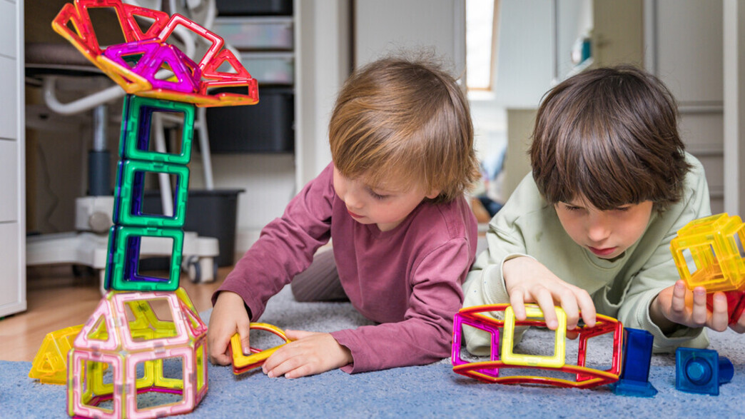 ילדים משחקים במגנטים פליי-סמארט 