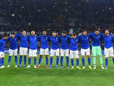 לפחות אנחנו לא איטליה (Photo by Claudio Villa/Getty Images) (צילום: ספורט 5)
