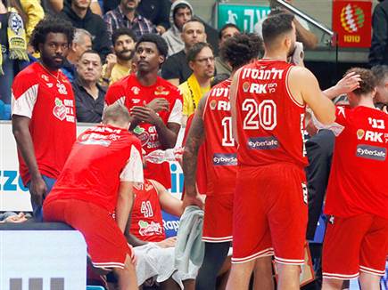 והפועל לא ויתרו אחרי פער של 13 נקודות בתחילת הרבע השני (אלן שיבר)