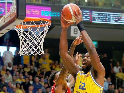 מכבי שלטה מתחת לסל (אלן שיבר)