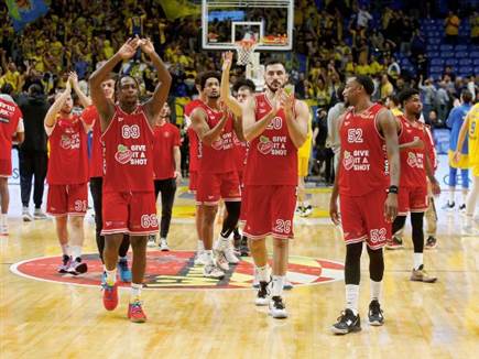 הפועל ת"א מודה לקהל. הראו אופי (אלן שיבר)