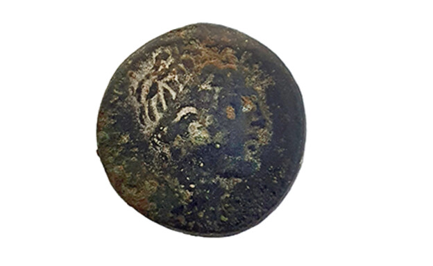 מטבע של אנטיוכוס הרביעי התגלה בקריית שמונה (צילום: ניר דיסטלפלד, רשות העתיקות)