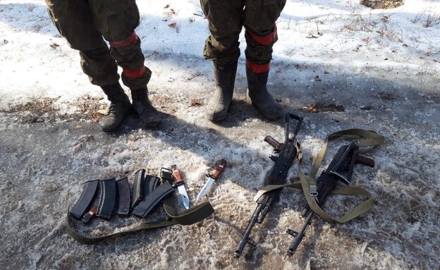 שני חיילים רוסים שאוקראינה לקחה בשבי (צילום: getty images)